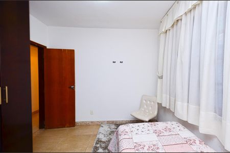 Casa à venda com 400m², 5 quartos e 4 vagas Casa à venda com 400m², 5 quartos e 4 vagasQuarto 2