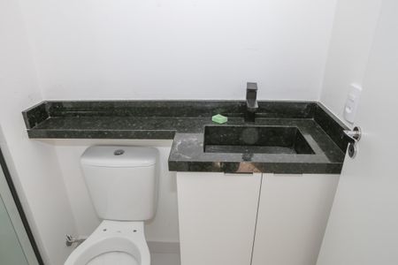 Banheiro de apartamento à venda com 2 quartos, 34m² em Parque Industrial Tomas Edson, São Paulo