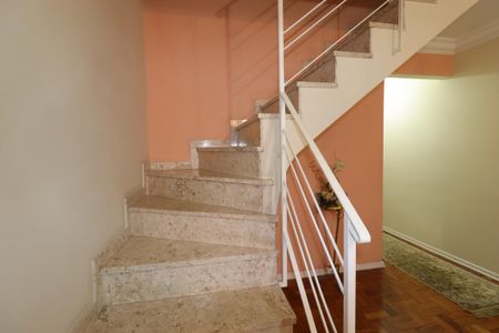 Casa para alugar com 207m², 3 quartos e 2 vagasEscada piso superior