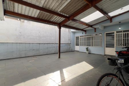 Casa à venda com 249m², 5 quartos e 4 vagas Casa à venda com 249m², 5 quartos e 4 vagasÁrea externa