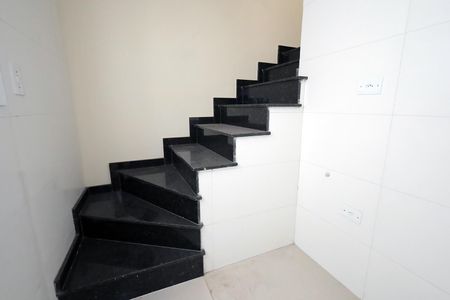 Apartamento à venda com 105m², 2 quartos e 1 vagaEscada acesso a Cozinha