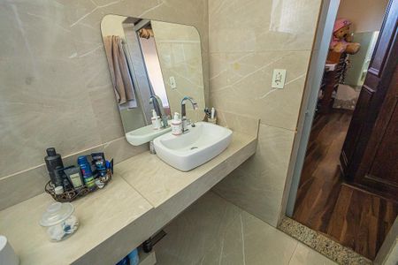 Casa à venda com 2000m², 4 quartos e 4 vagas Casa à venda com 2000m², 4 quartos e 4 vagasSuíte Banheiro