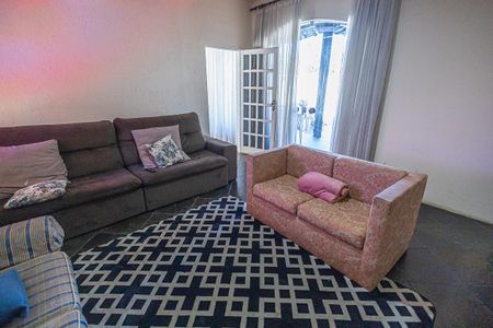 Casa à venda com 2000m², 4 quartos e 4 vagas Casa à venda com 2000m², 4 quartos e 4 vagasSala