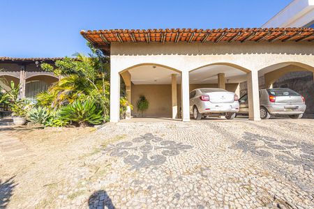 Casa à venda com 2000m², 4 quartos e 4 vagas Casa à venda com 2000m², 4 quartos e 4 vagasQuintal