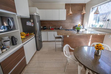 Casa à venda com 2000m², 4 quartos e 4 vagas Casa à venda com 2000m², 4 quartos e 4 vagasCozinha