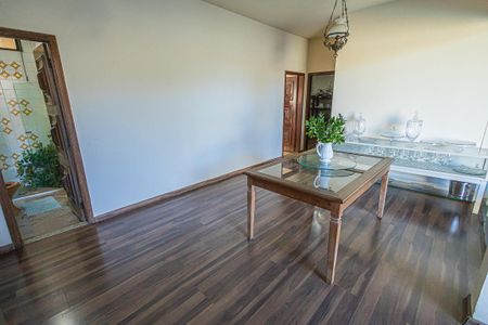 Casa à venda com 2000m², 4 quartos e 4 vagas Casa à venda com 2000m², 4 quartos e 4 vagasHall