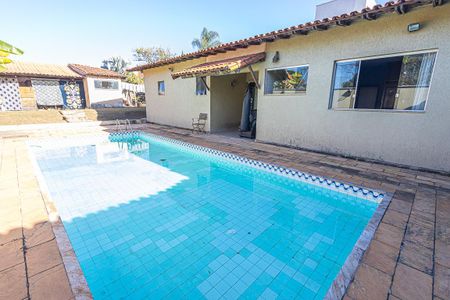 Casa à venda com 2000m², 4 quartos e 4 vagas Casa à venda com 2000m², 4 quartos e 4 vagasQuintal