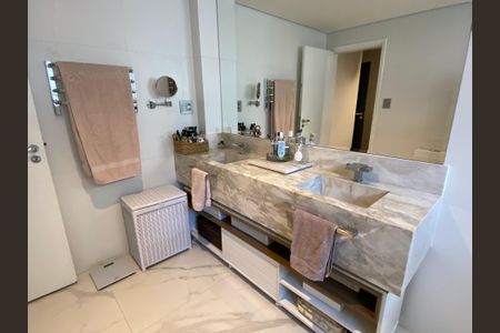 Apartamento à venda com 251m², 3 quartos e 2 vagasBanheiro da Suíte 4