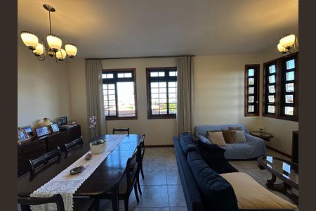 Casa à venda com 270m², 3 quartos e 5 vagas