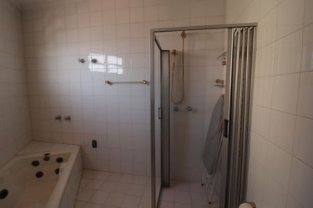 Casa à venda com 300m², 4 quartos e 4 vagasSuíte Banheiro