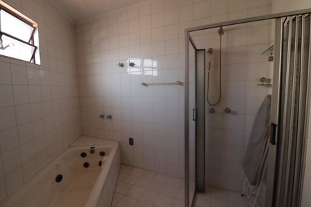 Casa à venda com 300m², 4 quartos e 4 vagasSuíte Banheiro