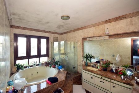 Casa de condomínio para alugar com 816m², 4 quartos e 3 vagasBanheiro Suíte