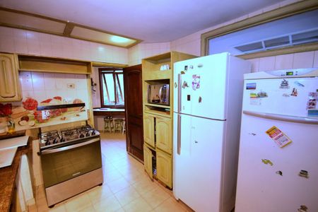 Casa de condomínio para alugar com 816m², 4 quartos e 3 vagasCopa