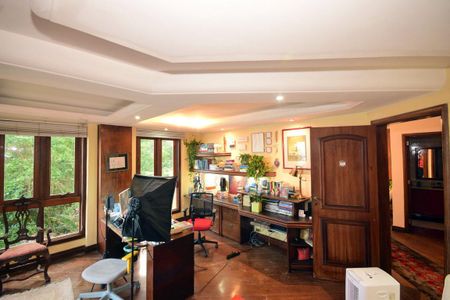 Casa de condomínio para alugar com 816m², 4 quartos e 3 vagasEscirtório