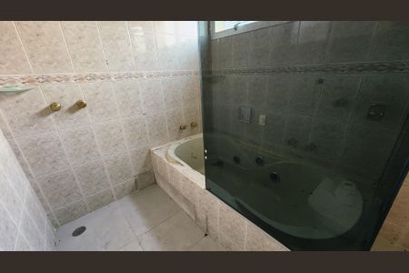 Casa de condomínio à venda com 396m², 3 quartos e 2 vagas Casa de condomínio à venda com 396m², 3 quartos e 2 vagasBanheiro da Suíte 1