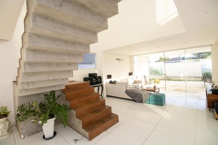 Casa de condomínio à venda com 350m², 3 quartos e 2 vagasSala