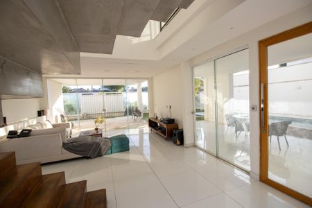 Casa de condomínio à venda com 350m², 3 quartos e 2 vagasSala