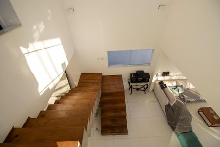 Casa de condomínio à venda com 350m², 3 quartos e 2 vagasEscada