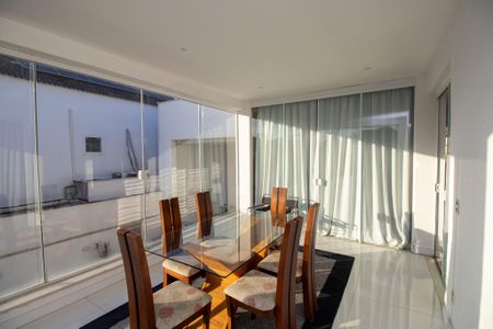 Casa de condomínio à venda com 350m², 3 quartos e 2 vagasSala de jantar