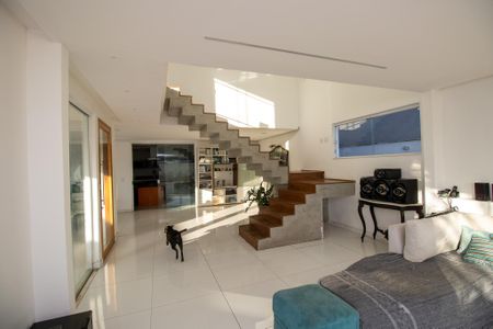 Casa de condomínio à venda com 350m², 3 quartos e 2 vagasSala