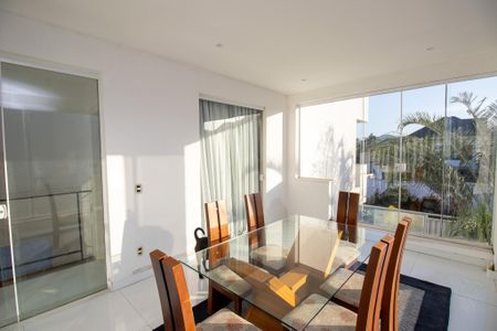 Casa de condomínio à venda com 350m², 3 quartos e 2 vagasSala de jantar