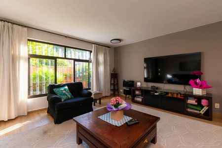 Casa para alugar com 250m², 4 quartos e 2 vagas Casa para alugar com 250m², 4 quartos e 2 vagasSala