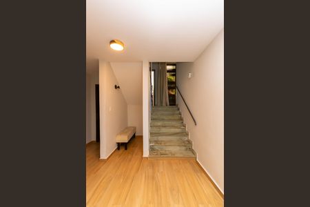Casa para alugar com 250m², 4 quartos e 2 vagas Casa para alugar com 250m², 4 quartos e 2 vagasEscada