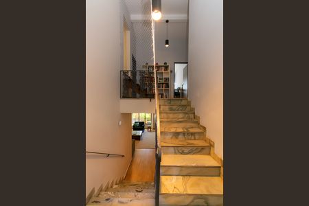 Casa para alugar com 250m², 4 quartos e 2 vagas Casa para alugar com 250m², 4 quartos e 2 vagasEscada