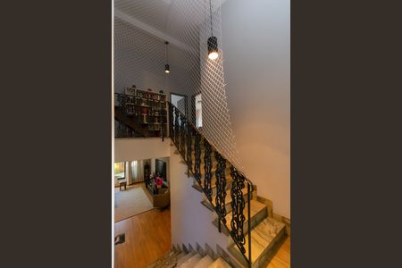Casa para alugar com 250m², 4 quartos e 2 vagas Casa para alugar com 250m², 4 quartos e 2 vagasEscada