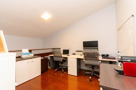 Casa para alugar com 250m², 4 quartos e 2 vagas Casa para alugar com 250m², 4 quartos e 2 vagasEscritório