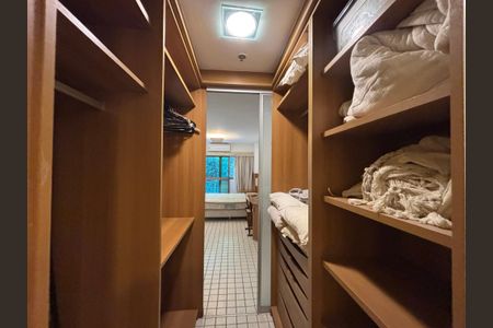 Apartamento à venda com 55m², 1 quarto e 1 vaga Apartamento à venda com 55m², 1 quarto e 1 vagaCloset da suíte