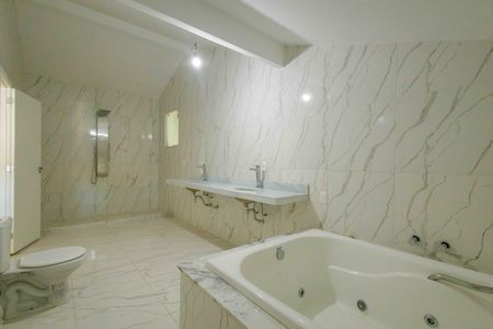 Casa de condomínio à venda com 360m², 3 quartos e 2 vagas Casa de condomínio à venda com 360m², 3 quartos e 2 vagasBanheiro do Sótão