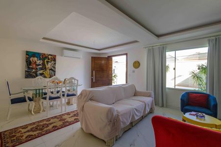 Casa de condomínio à venda com 360m², 3 quartos e 2 vagas Casa de condomínio à venda com 360m², 3 quartos e 2 vagasSala