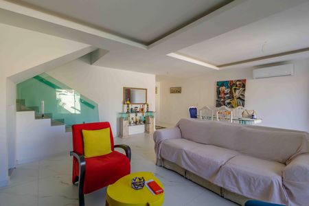 Casa de condomínio à venda com 360m², 3 quartos e 2 vagas Casa de condomínio à venda com 360m², 3 quartos e 2 vagasSala