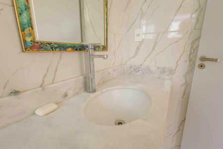 Casa de condomínio à venda com 360m², 3 quartos e 2 vagas Casa de condomínio à venda com 360m², 3 quartos e 2 vagasBanheiro da Suíte 2