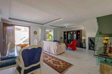 Casa de condomínio à venda com 360m², 3 quartos e 2 vagas Casa de condomínio à venda com 360m², 3 quartos e 2 vagasSala