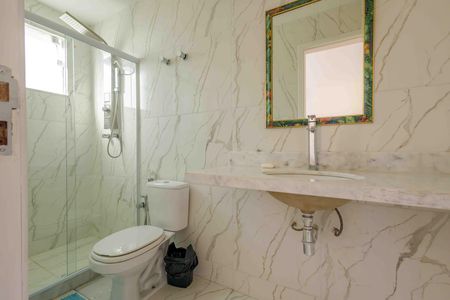 Casa de condomínio à venda com 360m², 3 quartos e 2 vagas Casa de condomínio à venda com 360m², 3 quartos e 2 vagasBanheiro da Suíte 2