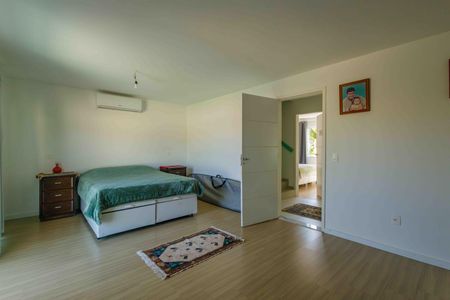 Casa de condomínio à venda com 360m², 3 quartos e 2 vagas Casa de condomínio à venda com 360m², 3 quartos e 2 vagasSuíte 1