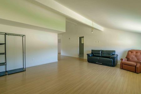 Casa de condomínio à venda com 360m², 3 quartos e 2 vagas Casa de condomínio à venda com 360m², 3 quartos e 2 vagasSótão