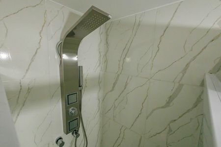 Casa de condomínio à venda com 360m², 3 quartos e 2 vagas Casa de condomínio à venda com 360m², 3 quartos e 2 vagasBanheiro da Suíte 1