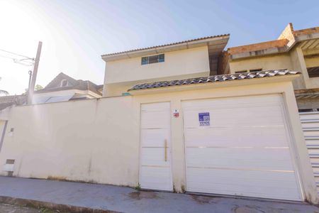 Casa de condomínio à venda com 360m², 3 quartos e 2 vagas Casa de condomínio à venda com 360m², 3 quartos e 2 vagasFachada