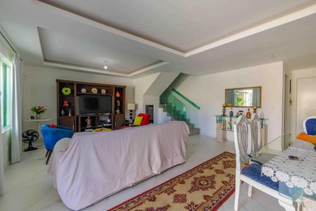 Casa de condomínio à venda com 360m², 3 quartos e 2 vagas Casa de condomínio à venda com 360m², 3 quartos e 2 vagasSala