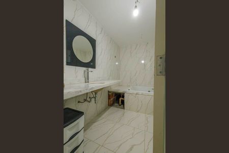 Casa de condomínio à venda com 360m², 3 quartos e 2 vagas Casa de condomínio à venda com 360m², 3 quartos e 2 vagasBanheiro da Suíte 1