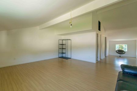 Casa de condomínio à venda com 360m², 3 quartos e 2 vagas Casa de condomínio à venda com 360m², 3 quartos e 2 vagasSótão