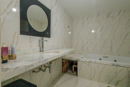 Casa de condomínio à venda com 360m², 3 quartos e 2 vagas Casa de condomínio à venda com 360m², 3 quartos e 2 vagasBanheiro da Suíte 1