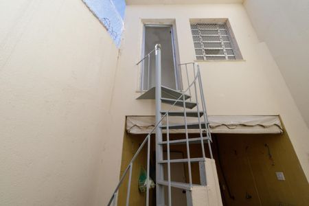 Casa à venda com 275m², 3 quartos e 3 vagas Casa à venda com 275m², 3 quartos e 3 vagasEscada Quarto de serviço