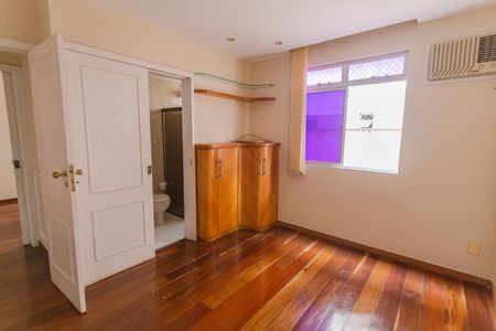 Apartamento à venda com 126m², 3 quartos e 2 vagas Apartamento à venda com 126m², 3 quartos e 2 vagasSuíte