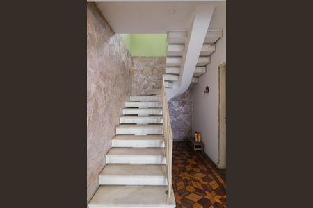 Casa à venda com 185m², 3 quartos e 3 vagas Casa à venda com 185m², 3 quartos e 3 vagasEscada