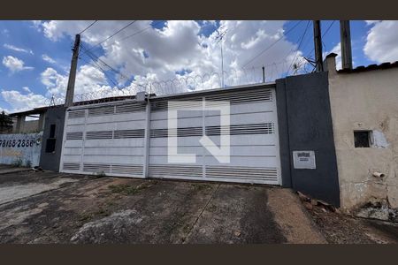 Casa à venda com 229m², 4 quartos e 2 vagas Casa à venda com 229m², 4 quartos e 2 vagasFachada