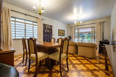 Casa à venda com 180m², 3 quartos e 2 vagas Casa à venda com 180m², 3 quartos e 2 vagasSala